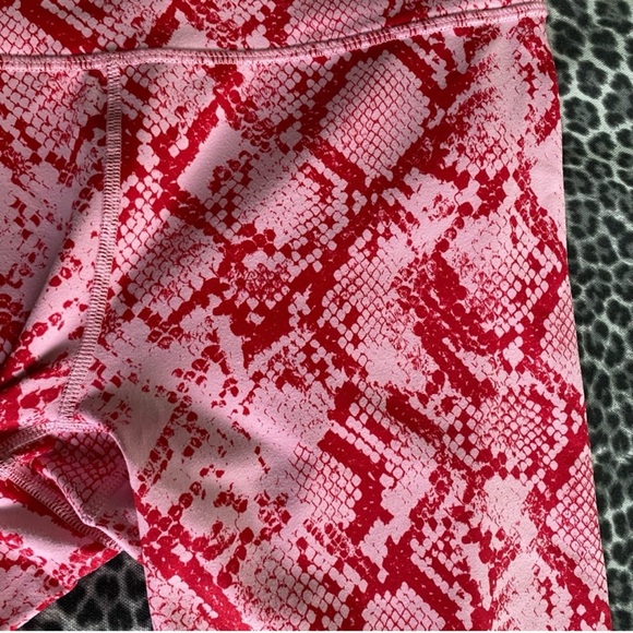 EUC Fabletics Pink Red Snakeskin Leggings Size Medium - Picture 5 of 5